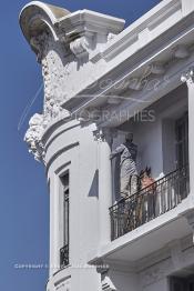 Image du Maroc Professionnelle de  Un peintre s'active à repeindre la façade de l’immeuble Gallinari, Elias et Josef Suraqui (1924) au Boulevard Mohammed V. Une des façades les plus représentatives de l’architecture du début du XXème siècle située sur le boulevard Mohamed V, de nombreux architectes internationaux, et surtout des français, qui se sont inspirés des courants des Art Nouveau en vogue en Europe et particulièrement des Art Déco en y ajoutant des caractéristiques locales tel que, stucs, sculptures ou de zelliges, visible sur les façades des immeubles construits pour les colons à Casablanca, Mardi 9 Octobre 2012. (Photo / Abdeljalil Bounhar) 


